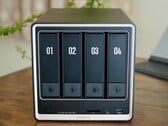 O Ugreen NASync DXP4800 GT apresenta um novo chassi preto e dourado