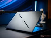 Jogador magro impressiona com laptop RTX 5070 Ti - Análise do Asus ROG Zephyrus G16 2025