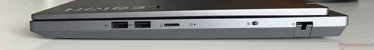 Direita: 2x USB-A 3.2 Gen 1 (5 Gbit/s), leitor de cartão microSD, webcam eShutter, Gigabit Ethernet