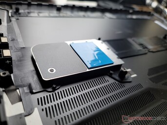 Um espalhador de calor para os dois SSDs é fixado na parte inferior da tampa inferior