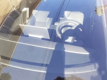 O interior do Model 3 Performance apresenta um painel de instrumentos de fibra de carbono e assentos de balde