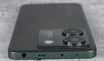 parte superior do chassi (entrada para fone de ouvido de 3,5 mm, alto-falante, IR blaster, microfone)