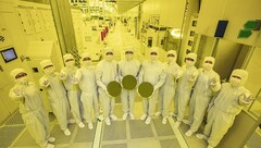 A Samsung Foundry and Electronics execs mostra os primeiros wafers de 3nm. (Fonte: Samsung)