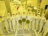 A Samsung Foundry and Electronics execs mostra os primeiros wafers de 3nm. (Fonte: Samsung)