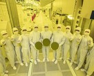 A Samsung Foundry and Electronics execs mostra os primeiros wafers de 3nm. (Fonte: Samsung)