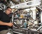O astronauta da NASA Joe Acaba instalando hardware para testar o controle de pressão em tanques de combustível criogênico (Fonte da imagem: NASA; cortado)