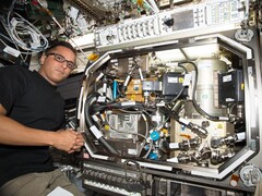 O astronauta da NASA Joe Acaba instalando hardware para testar o controle de pressão em tanques de combustível criogênico (Fonte da imagem: NASA; cortado)