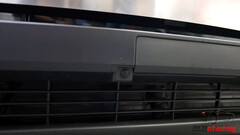 A câmera do Bumper Cybertruck vem com um aquecedor (imagem: OCDetailing/YT)