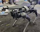 O cão robô SPUR fabricado pela Ghost Robotics é equipado com um módulo de espingarda de atirador furtivo nas costas (Imagem: Ghost Robotics)