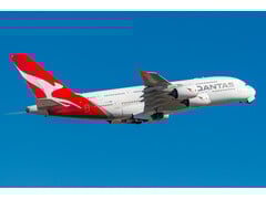 Fotografia de um avião da Qantas voando em um céu azul profundo. (Imagem: Vismay Bhadra/Wikimedia Commons)