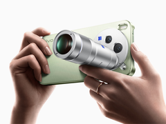 O Vivo X300s com um acessório de teleconversor.