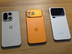 OnePlus 15, iPhone 17 Pro Max e Xiaomi 17 Pro Max lado a lado mostrando as câmeras traseiras. (Fonte da imagem: TechDroider via YouTube)