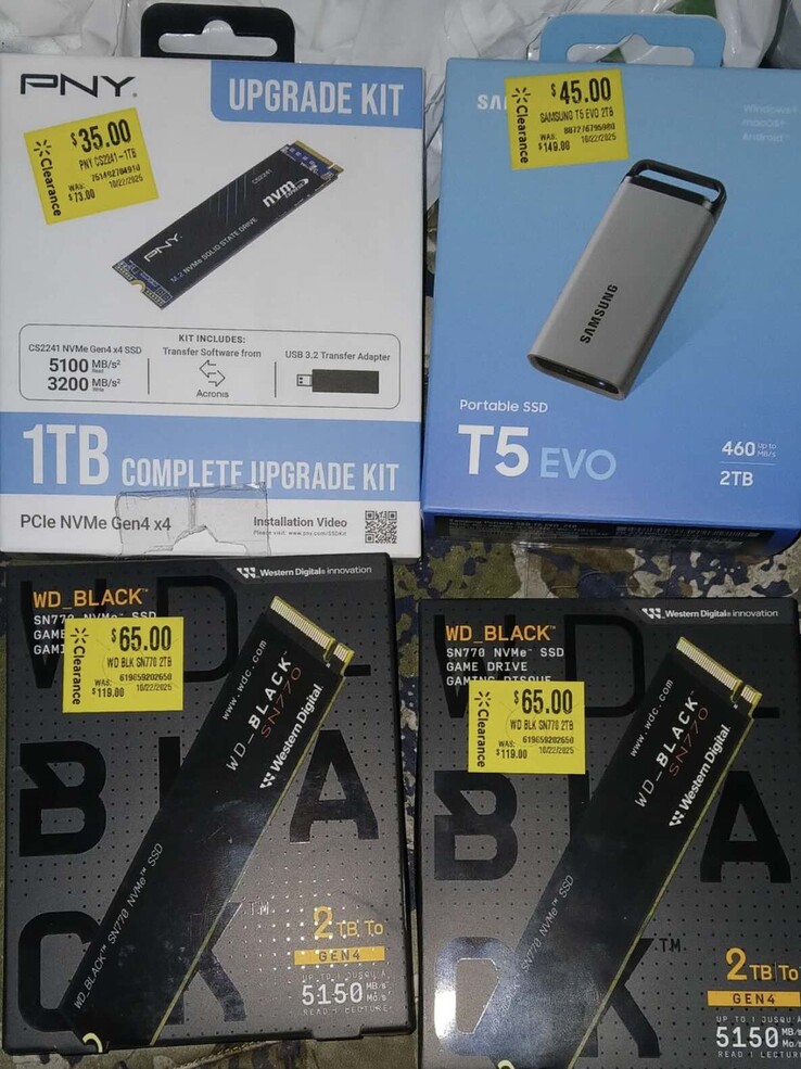A carga do comprador consiste em um SSD M.2 de 1 TB, dois SSDs M.2 de 2 TB e um SSD externo de 2 TB.