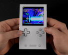 O Ayaneo Pocket Vert exibe um layout de Game Boy com quatro botões, touchpads duplos, botões de ombro, um D-Pad para jogos de luta e componentes internos poderosos. (Crédito da imagem: ETA PRIME)