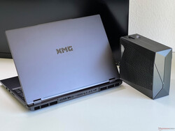XMG Neo 16 E25 com resfriamento a água Oasis. (Fonte da imagem: Notebookcheck)