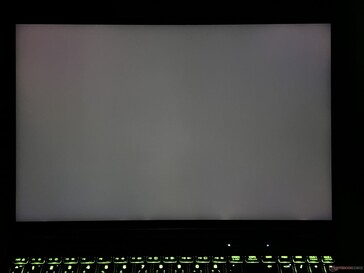 Sangramento de luz de fundo pouco visível quando o escurecimento local está desativado (brilho total do SDR)