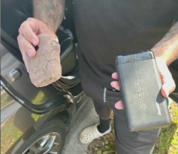 Câmeras camufladas e baterias que se parecem com vegetação e pedras foram encontradas no sul da Califórnia, como descobriu este morador de Chino Hills. (Fonte: KTLA News)
