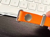 Apple há rumores de que a empresa lançará uma alça crossbody incomum para o iPhone 17 (Fonte da imagem: SonnyDickson)