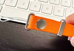 Apple há rumores de que a empresa lançará uma alça crossbody incomum para o iPhone 17 (Fonte da imagem: SonnyDickson)