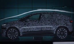 Após os esboços iniciais, o novo Audi A2 e-tron faz sua estreia no mundo real camuflado durante os testes de direção no gelo e na neve no norte da Suécia e no túnel de vento.