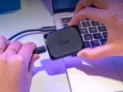 O SSD externo Crucial X10 Pro na foto