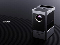 O MUDIX Portable Outdoor Projector (Projetor portátil para ambientes externos) tem uma bateria separada que se prende por meio de ímãs. (Fonte da imagem: MUDIX)