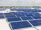 Um conjunto de painéis solares instalado em vários telhados