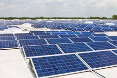 Um conjunto de painéis solares instalado em vários telhados