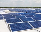 Um conjunto de painéis solares instalado em vários telhados