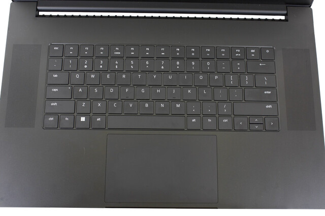 Teclado e touchpad - Razer Blade 17 2022 (Fonte da imagem: Notebookcheck)