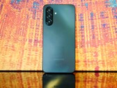 A Samsung não se esforçou muito no design da parte traseira. Mas o Galaxy A17 4G certamente impressiona em outras áreas. (Fonte da imagem: Notebookcheck)