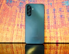 A Samsung não se esforçou muito no design da parte traseira. Mas o Galaxy A17 4G certamente impressiona em outras áreas. (Fonte da imagem: Notebookcheck)
