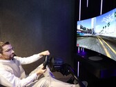 O painel OLED Bendable Cinematic Sound da LG pode ser feito para curvar para uma experiência de jogo imersiva. (Fonte de imagem: LG)
