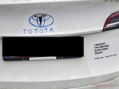 Tesla Model Y com adesivos anti-Elon. (Fonte da imagem: Notebookcheck)