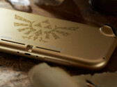 Um Hylian Crest domina a parte de trás do Switch Lite Hyrule Edition. (Fonte da imagem: Nintendo)