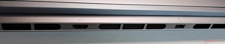 Traseira: HDMI 2.1, alimentação