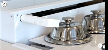 Um braço robótico agarra a tampa da panela, virando-a para encher com os ingredientes de cima. (Fonte da imagem: Chefee Robotics)