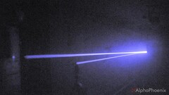 O laser saltando para frente e para trás (Fonte da imagem: AlphaPhoenix; captura de tela)