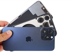 A bateria do Apple iPhone 15 Pro durará mais do que o anunciado originalmente. (Imagem: iFixit)