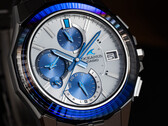 O Casio OCW-S6000PB-7AJF (na foto) apresenta uma moldura de safira, cortada com 24 facetas na parte superior e 48 nas laterais. (Fonte da imagem: Casio)