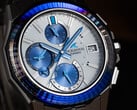 O Casio OCW-S6000PB-7AJF (na foto) apresenta uma moldura de safira, cortada com 24 facetas na parte superior e 48 nas laterais. (Fonte da imagem: Casio)