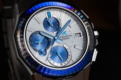 O Casio OCW-S6000PB-7AJF (na foto) apresenta uma moldura de safira, cortada com 24 facetas na parte superior e 48 nas laterais. (Fonte da imagem: Casio)