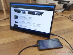 O monitor portátil Innocn 15K1F OLED bate a maioria dos outros em cores, níveis de preto e tempos de resposta