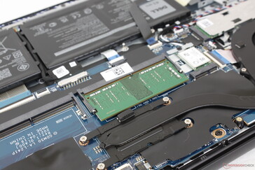 Slots SODIMM acessíveis