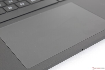O Trackpad é liso, sem colar e sem feedback ou viajar ao empurrar para baixo, ao contrário da maioria dos outros laptops