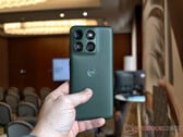 O Edge 70 Plus é equipado com o Snapdragon 7s Gen 3. Na foto: a versão na cor “Mountain View” do telefone.
