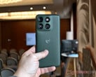 O Edge 70 Plus é equipado com o Snapdragon 7s Gen 3. Na foto: a versão na cor “Mountain View” do telefone.