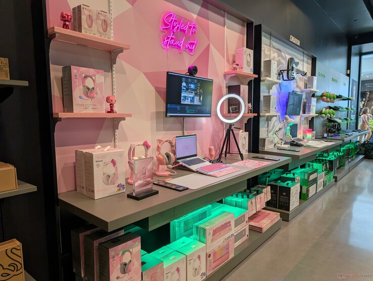 A iluminação ambiente e as cores mais claras criam um ambiente mais amigável e acolhedor fora dos jogadores hardcore