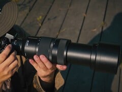 A LUMIX S 100-500mm f5-7.1 (foto) tem o maior alcance de zoom de todas as lentes da Panasonic para a montagem em L. (Fonte da imagem: Panasonic)