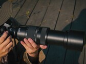 A LUMIX S 100-500mm f5-7.1 (foto) tem o maior alcance de zoom de todas as lentes da Panasonic para a montagem em L. (Fonte da imagem: Panasonic)